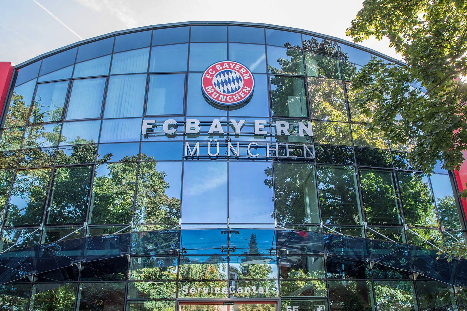 Das Verwaltungsgebäude und Servicecenter in der Säbener Straße: Der FC Bayern trennte sich angeblich von einem langjährigen Mitarbeiter.