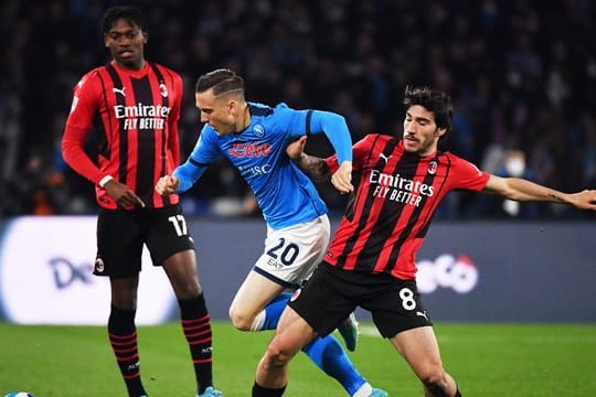 Piotr Zielinski vom SSC Neapel und Sandro Tonali (r) vom AC Mailand im Kampf um den Ball.