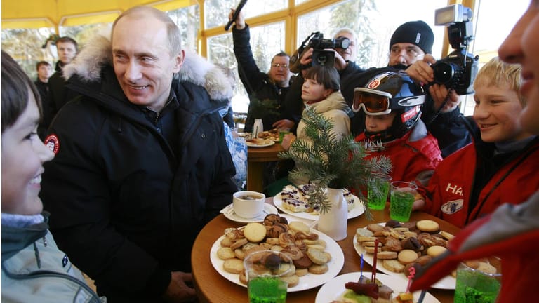 Russlands Präsident Wladimir Putin mit russischem Gebäck im Jahr 2008: Wen von den beiden soll man jetzt boykottieren? Für manch einen offensichtlich eine schwierige Frage.