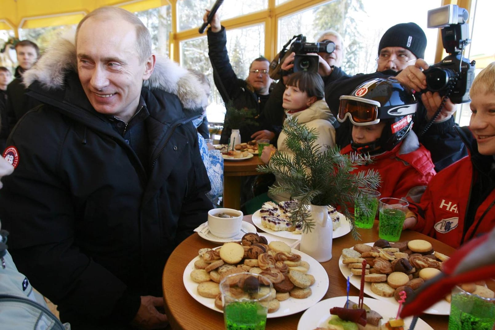 Russlands Präsident Wladimir Putin mit russischem Gebäck im Jahr 2008: Wen von den beiden soll man jetzt boykottieren? Für manch einen offensichtlich eine schwierige Frage.