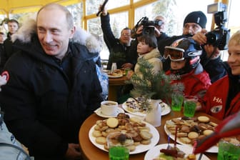 Russlands Präsident Wladimir Putin mit russischem Gebäck im Jahr 2008: Wen von den beiden soll man jetzt boykottieren? Für manch einen offensichtlich eine schwierige Frage.
