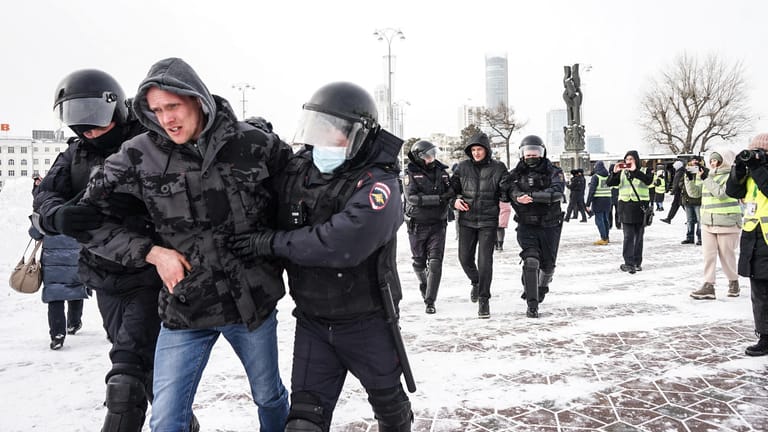 Festnahme bei einem Anti-Kriegs-Protest im russischen Jekaterinburg am Sonntag: Demonstranten drohen Haft und Schikane.