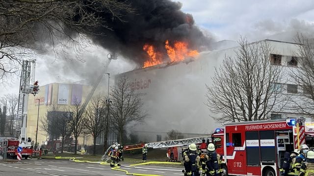 Nur wenige Minuten vor dem Auftakt des verkaufsoffenen Sonntags ist in einem Möbelhaus in Bietigheim-Bissingen (Kreis Ludwigsburg) ein Brand ausgebrochen.