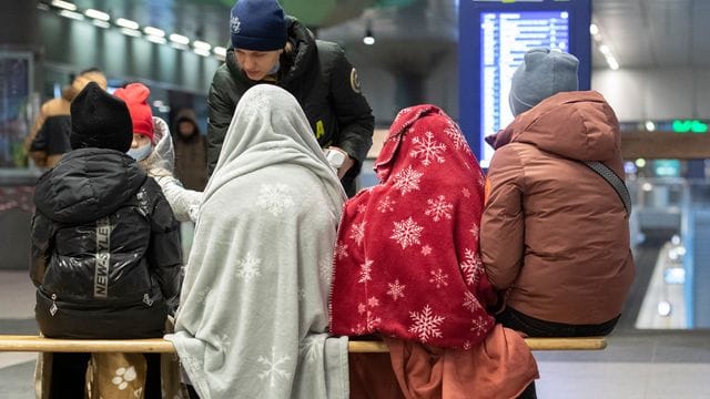 In Decken gehüllt sitzen diese Kinder aus dem ukrainischen Kriegsgebiet im Berliner Hauptbahnhof. In Decken gehüllt sitzen diese Kinder aus dem ukrainischen Kriegsgebiet im Berliner Hauptbahnhof.