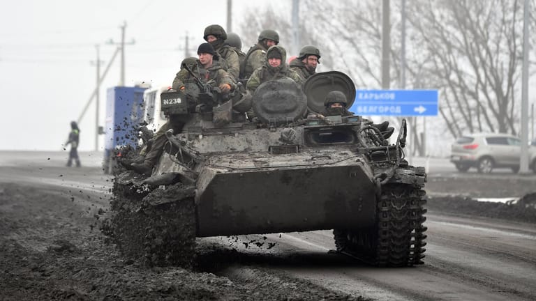 Russische Soldaten in der Ukraine: Auch auf russischer Seite fordert der Krieg Tausende Opfer.