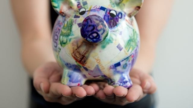 Frauen haben bei der Kreditaufnahme selten Schwein: Sie zahlen im Schnitt deutlich mehr Zinsen als Männer. Frauen haben bei der Kreditaufnahme selten Schwein: Sie zahlen im Schnitt deutlich mehr Zinsen als Männer.