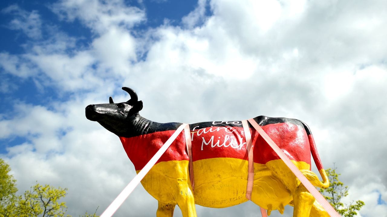 Eine Plastikkuh trägt die Aufschrift "Die faire Milch". Wenn Verbraucher bereit sind, für Joghurt, Käse oder Milch etwas mehr zu zahlen, fragen sie sich aber auch, was davon bei den Erzeugern ankommt.