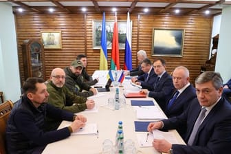Das von der belarussischen Staatsagentur BelTA verbreitete Bild zeigt ukrainische und russische Vertreter, die an der dritten Gesprächsrunde in Brest, Belarus, teilnehmen.