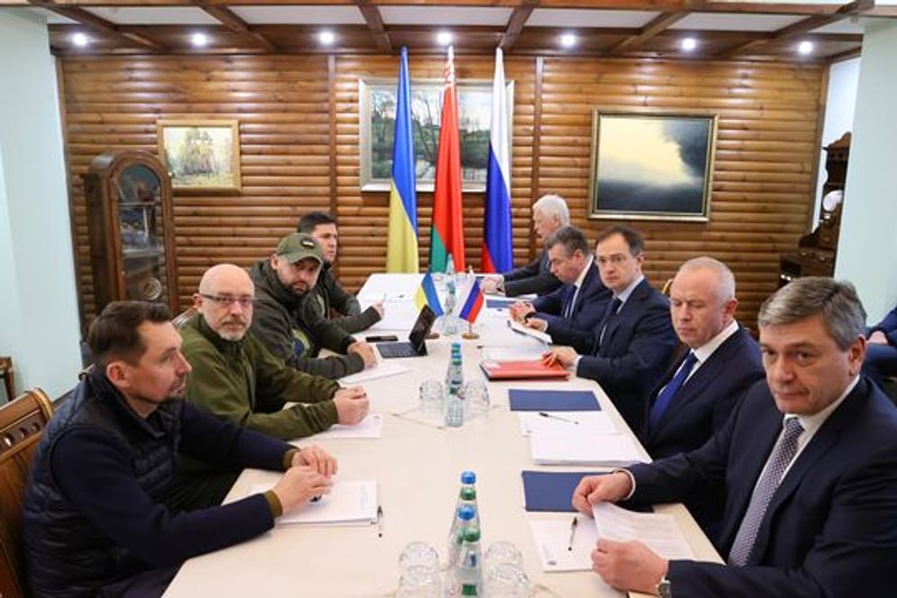 Das von der belarussischen Staatsagentur BelTA verbreitete Bild zeigt ukrainische und russische Vertreter, die an der dritten Gesprächsrunde in Brest, Belarus, teilnehmen.