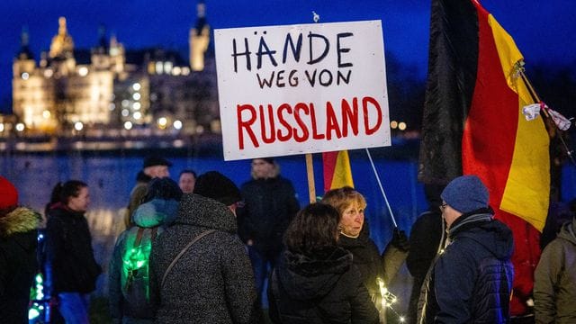 Teilnehmer einer Protestaktion gegen die Corona-Schutzmaßnahmen. Teilnehmer einer Protestaktion gegen die Corona-Schutzmaßnahmen.
