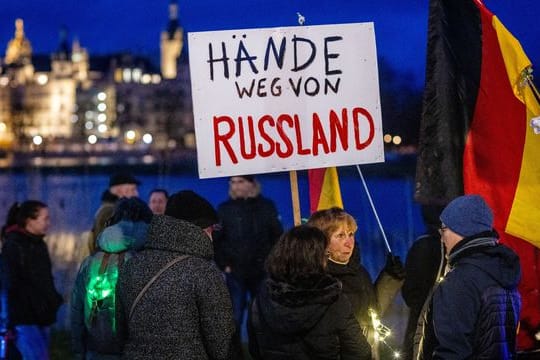 Teilnehmer einer Protestaktion gegen die Corona-Schutzmaßnahmen.