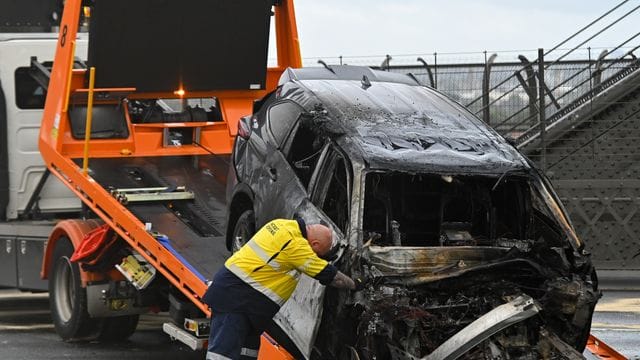 Nur noch ein Stück Wrack: Eines der Fahrzeuge ging nach dem Unfall sofort in Flammen auf. Nur noch ein Stück Wrack: Eines der Fahrzeuge ging nach dem Unfall sofort in Flammen auf.