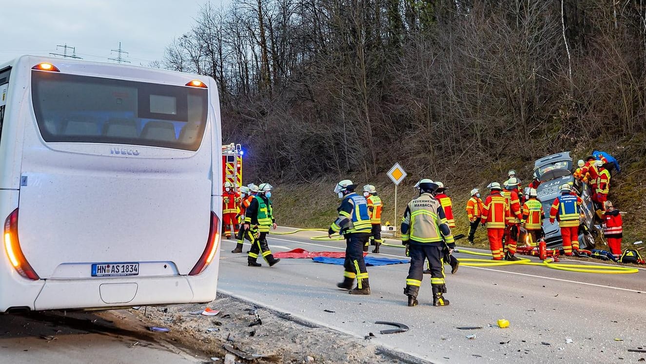 Helfer am Unfallort: Die 18-jährige Mini-Fahrerin wurde schwer verletzt.