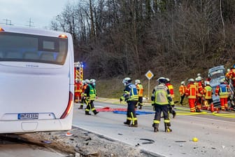 Helfer am Unfallort: Die 18-jährige Mini-Fahrerin wurde schwer verletzt.