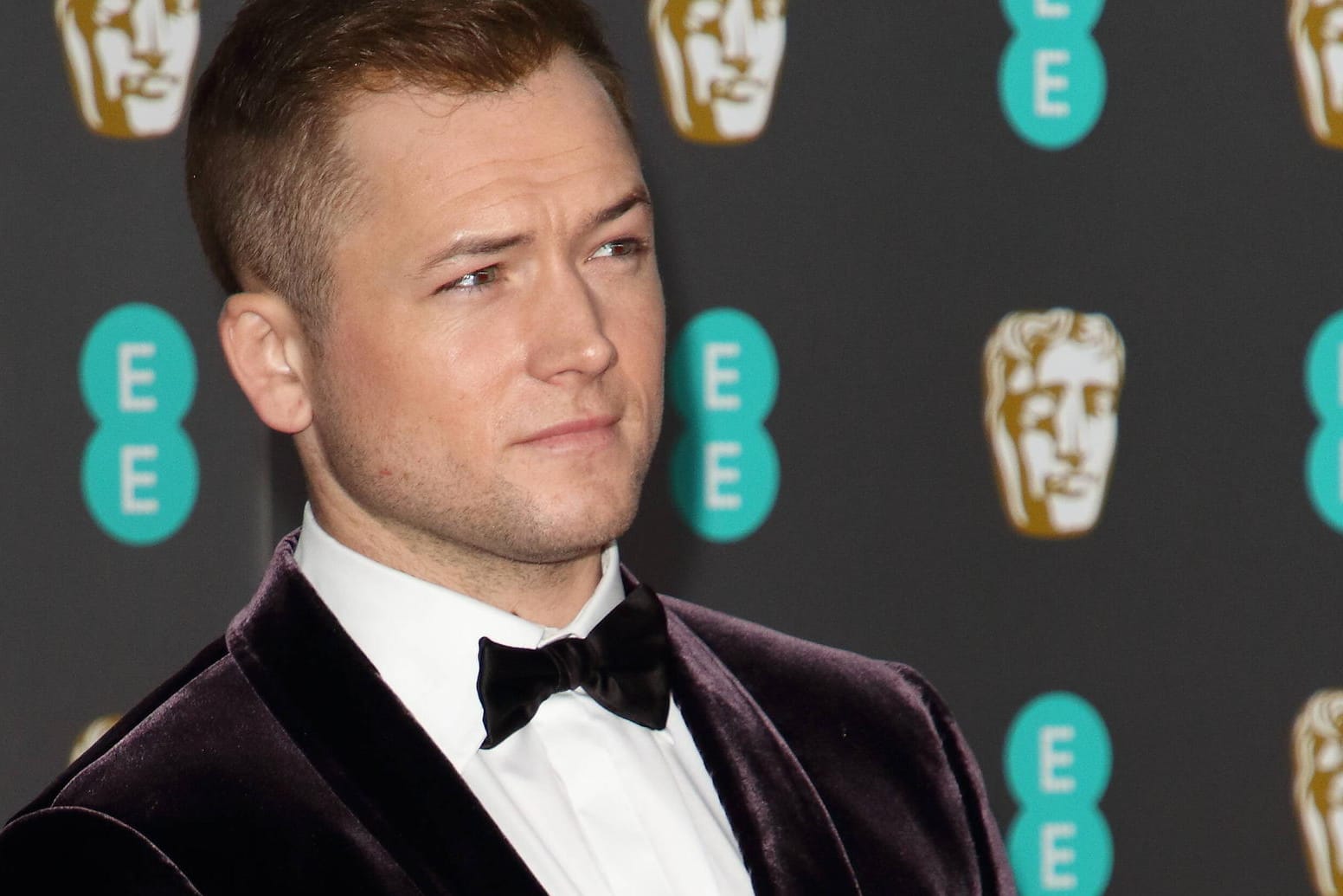 Taron Egerton: Der Schauspieler erlitt einen Schwächeanfall.