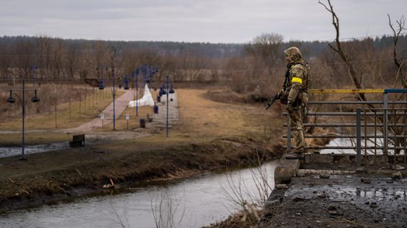 Ein ukrainischer Soldat in der Nähe einer zerstörten Brücke am Fluss Irpin.