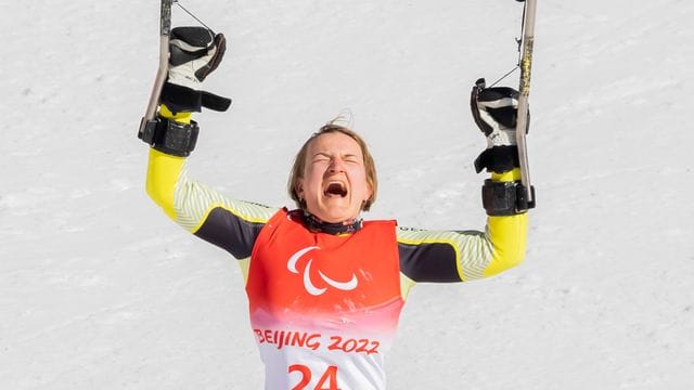 Die deutsche Athletin Anna-Lena Forster jubelt bei der Siegerehrung über den ersten Platz.