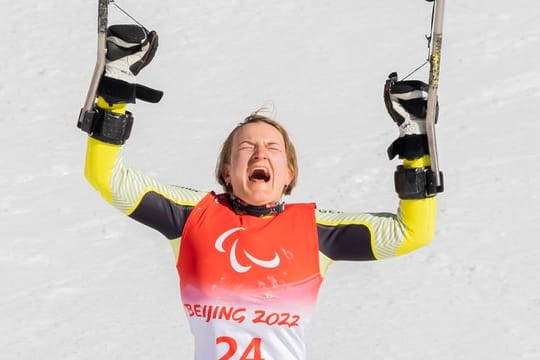 Die deutsche Athletin Anna-Lena Forster jubelt bei der Siegerehrung über den ersten Platz.