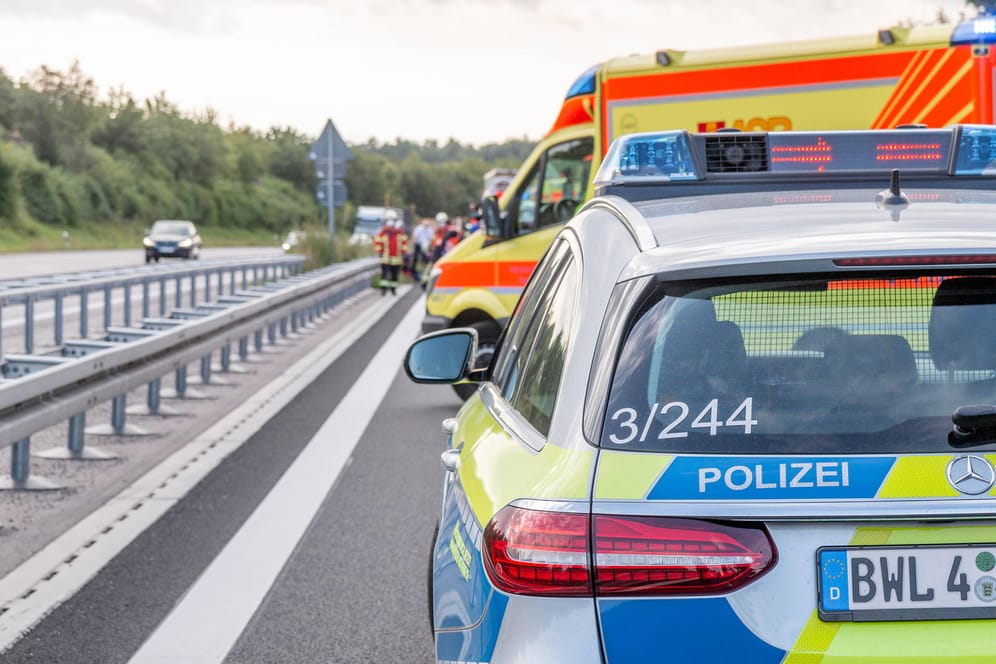 Rettungskräfte im Einsatz (Symbolbild): Auf der A5 kamen zwei Menschen ums Leben.