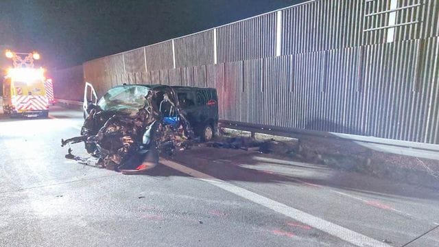 Das Fahrzeug auf der Autobahn A5 ist nach einem Zusammenstoß völlig zerstört. Das Fahrzeug auf der Autobahn A5 ist nach einem Zusammenstoß völlig zerstört.