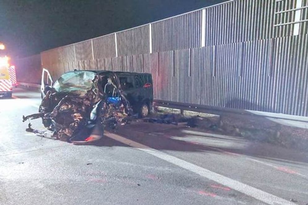 Das Fahrzeug auf der Autobahn A5 ist nach einem Zusammenstoß völlig zerstört.