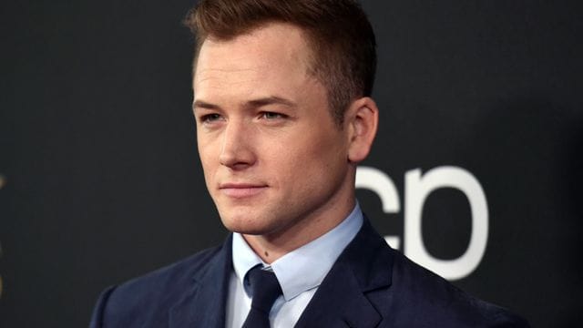 Der britische Schauspieler Taron Egerton spricht über deinen Zusammenbruch auf der Theaterbühne.