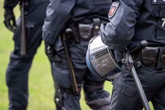"Man sollte sich die Frage stellen, ob wirklich jede Polizeibeamtin und jeder Polizeibeamte ständig eine Schusswaffe mit sich herumtragen sollte.
