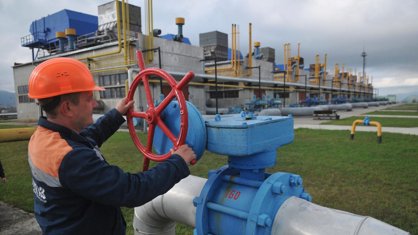 Arbeiter an einer Erdgasverdichterstation (Archivbild): Der Krieg in der Ukraine treibt die Energiepreise nach oben.