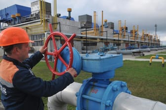 Arbeiter an einer Erdgasverdichterstation (Archivbild): Der Krieg in der Ukraine treibt die Energiepreise nach oben.