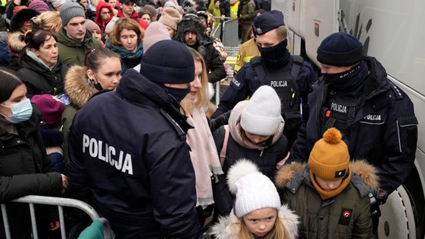 Flüchtlinge aus der Ukraine überqueren den Grenzübergang Korczowa in Polen.