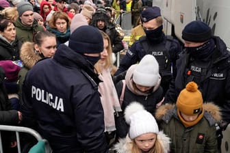 Flüchtlinge aus der Ukraine überqueren den Grenzübergang Korczowa in Polen.