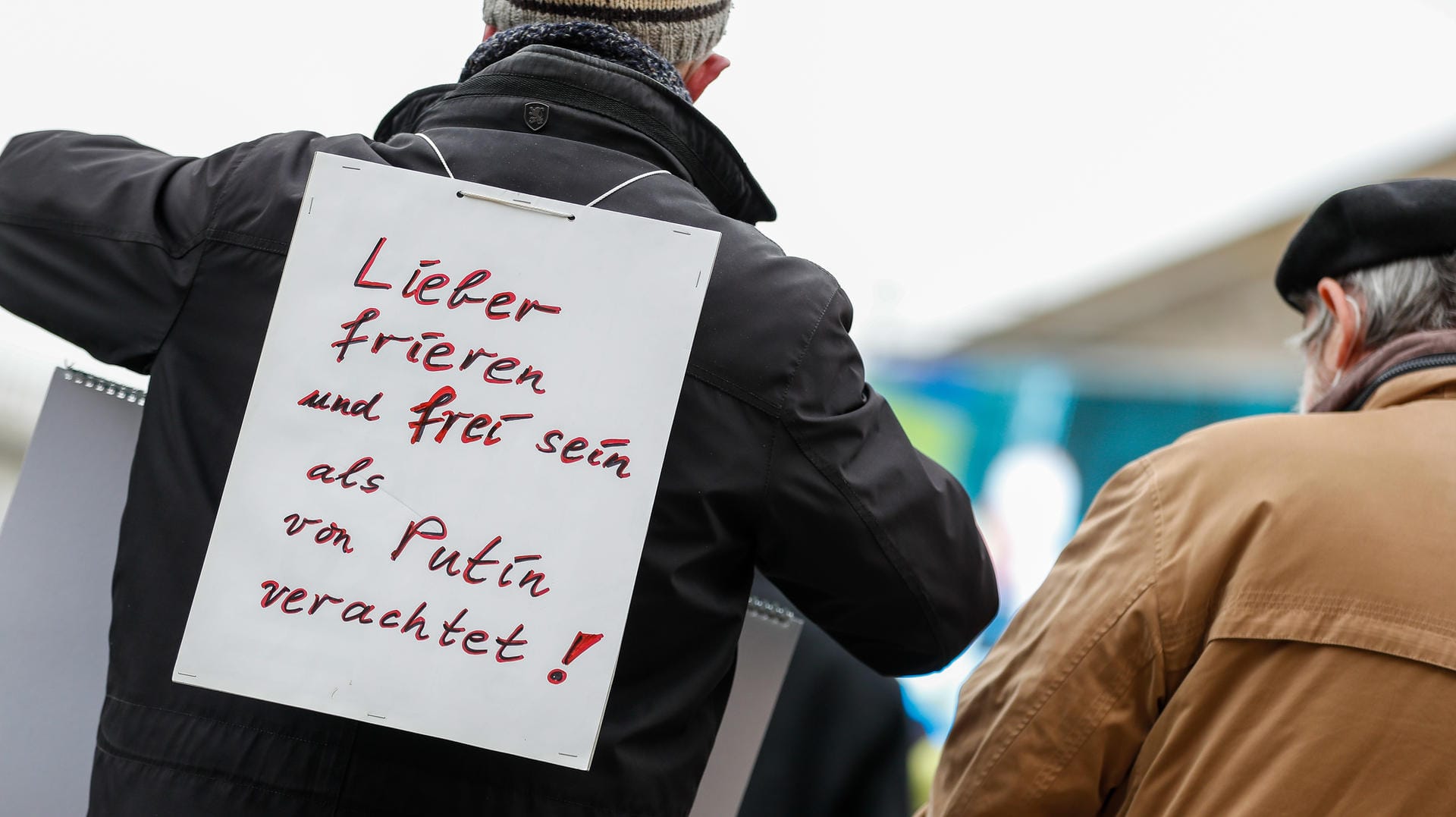 Demonstration in Berlin: Die Frage, ob Deutschland wegen Wladimir Putins Krieg gegen die Ukraine weiter russisches Gas importieren sollte, ist umstritten.