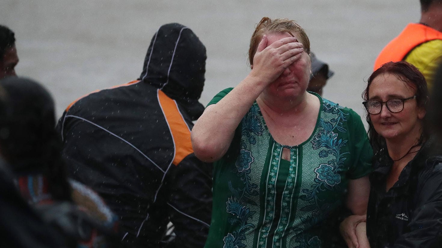 Menschen nach ihrer Rettung in Lismore: Viele Anwohner hat die Flut im Schlaf überrascht.