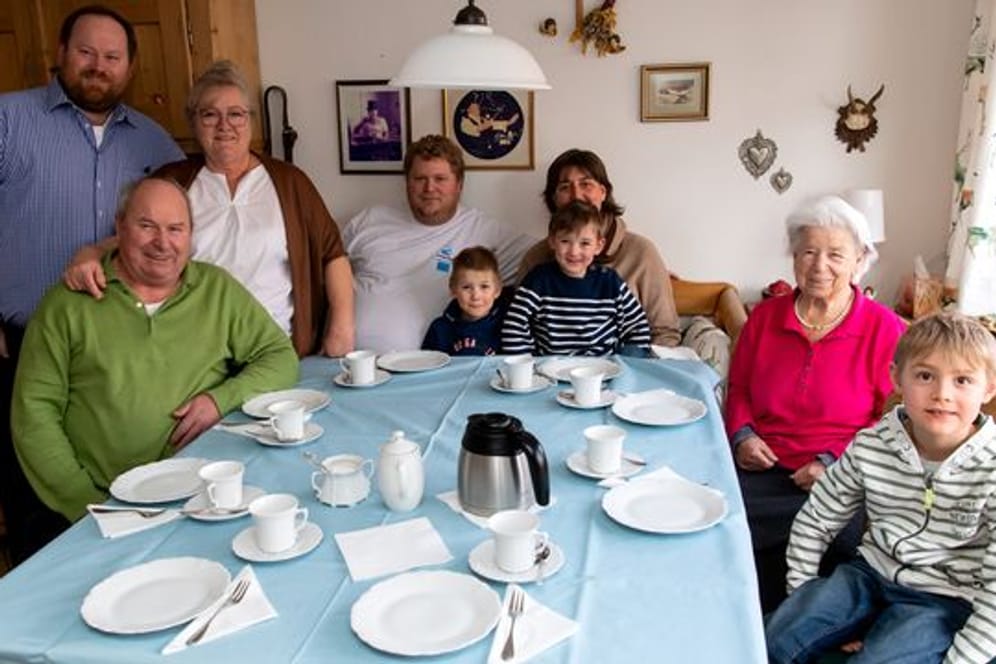 Die Angst vor dem Krieg ist zurück am Küchentisch: bei allen vier Generationen im bayerischen Geretsried.