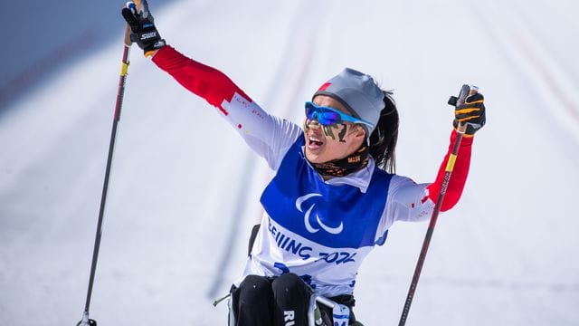 Hongqiong Yang jubelt im Ziel nach dem Rennen über 12 Kilometer. Hongqiong Yang jubelt im Ziel nach dem Rennen über 12 Kilometer.