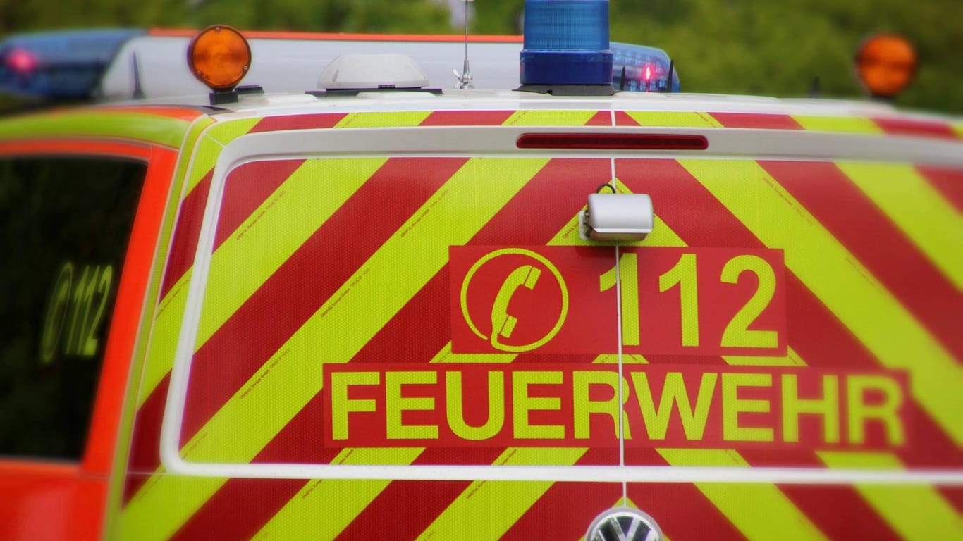 Schriftzug auf einem Feuerwehrauto (Symbolbild): Auch Gelsenkirchen ist offenbar von dem Ausfall betroffen.