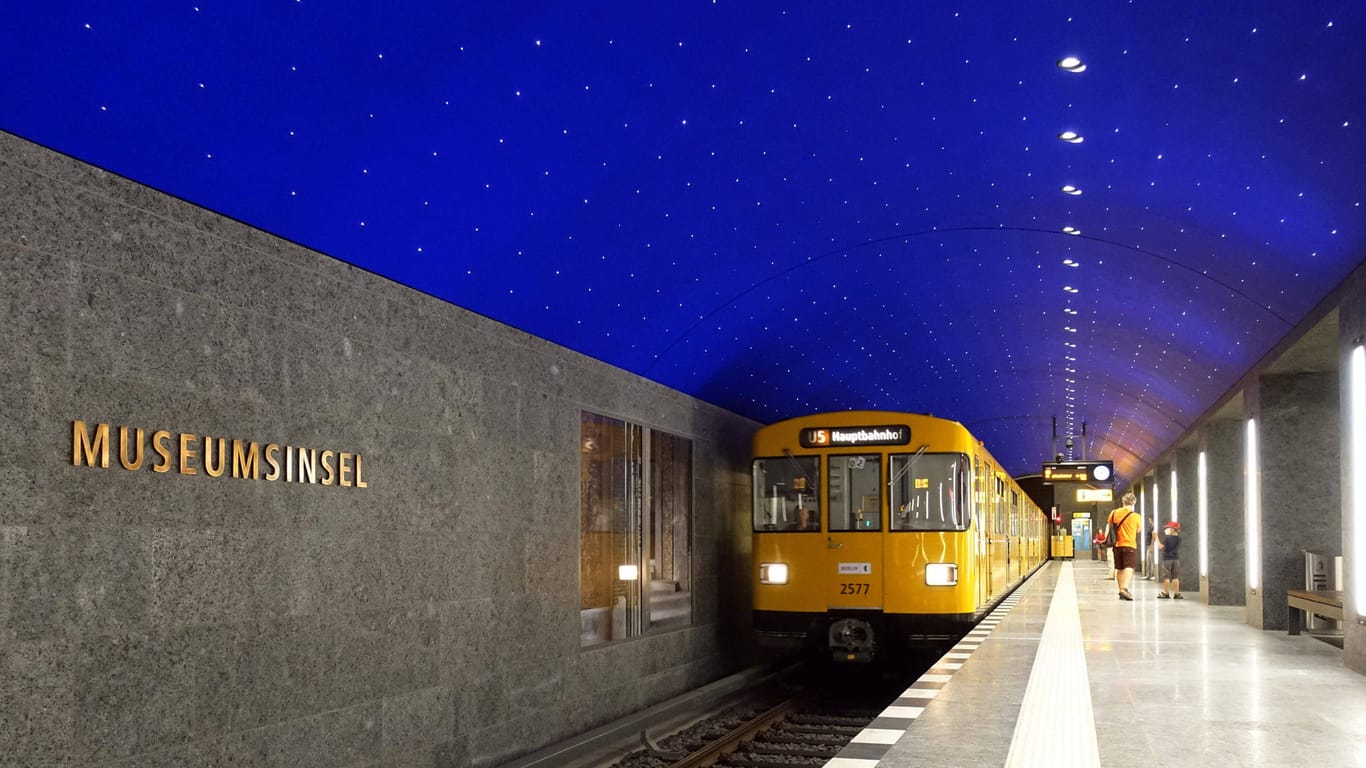 Eine U-Bahn fährt in die Station Museumsinsel ein: Der am 9. Juli 2021 eröffnete U-Bahnhof zeuge von viel Liebe zum Detail, erklärt Webdesigner Nico Hagenburger im Interview mit t-online.