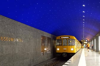 Eine U-Bahn fährt in die Station Museumsinsel ein: Der am 9. Juli 2021 eröffnete U-Bahnhof zeuge von viel Liebe zum Detail, erklärt Webdesigner Nico Hagenburger im Interview mit t-online.