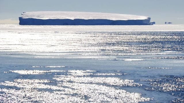 Eisschollen treiben in der Antarktis vor einem Eisberg (Archivbild): Das Eis dehnt sich immer weniger aus.