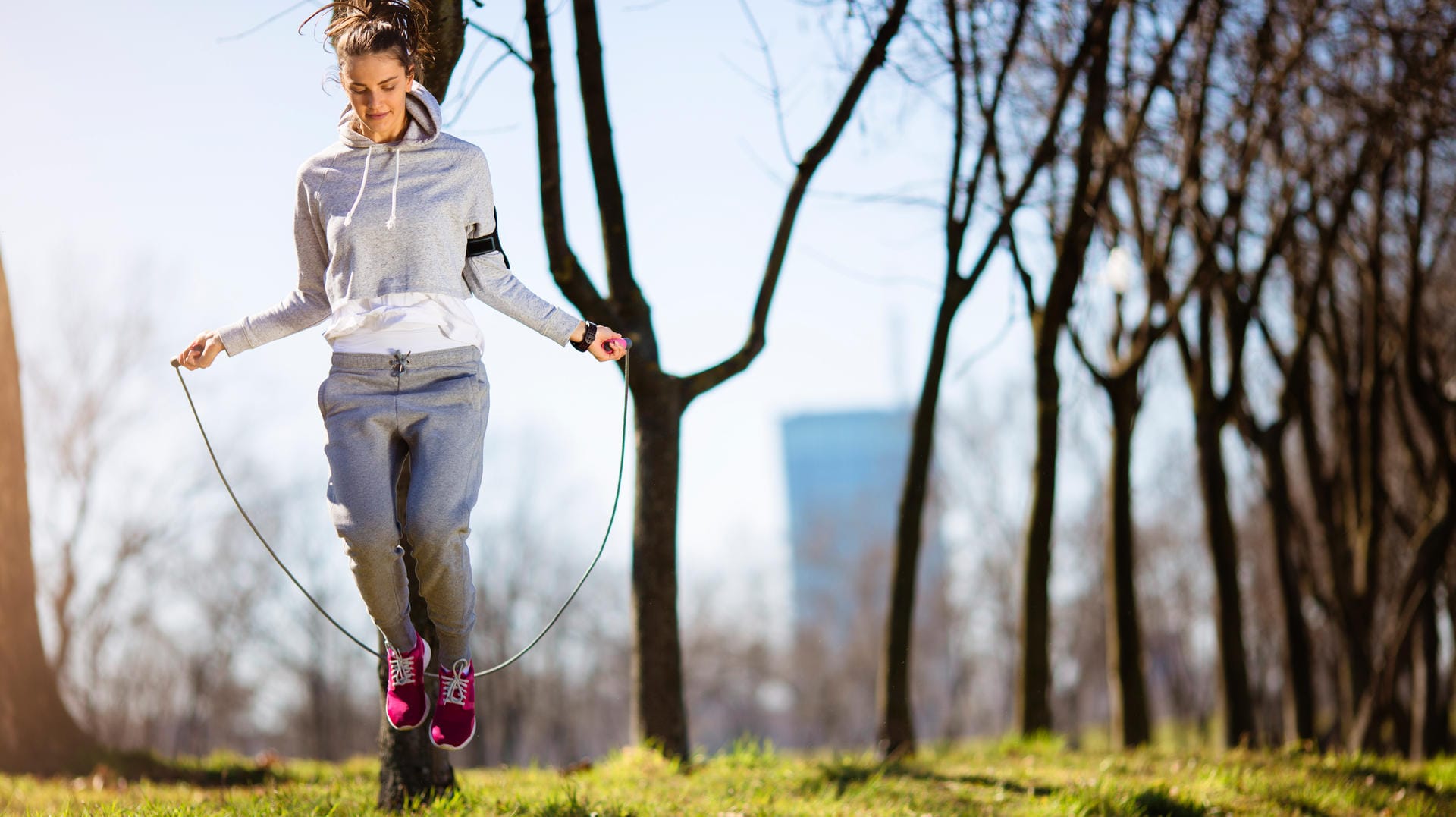 Preiswert und effektiv: Mit einem Fitness-Springseil purzeln die Pfunde.