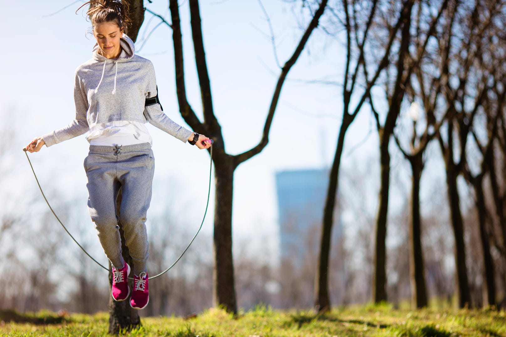 Preiswert und effektiv: Mit einem Fitness-Springseil purzeln die Pfunde.