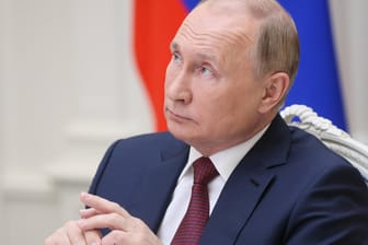Wladimir Putin: Der Präsident gerät in Russland wegen des Angriffes auf die Ukraine zunehmend unter Druck.