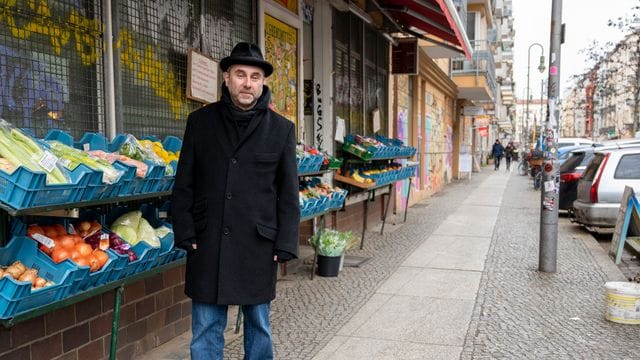 Mikhail Kaluzhskii, Journalist aus Russland, vor einem Gemüseladen in Berlin-Friedrichshain. Mikhail Kaluzhskii, Journalist aus Russland, vor einem Gemüseladen in Berlin-Friedrichshain.