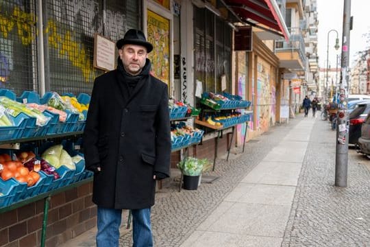 Mikhail Kaluzhskii, Journalist aus Russland, vor einem Gemüseladen in Berlin-Friedrichshain.