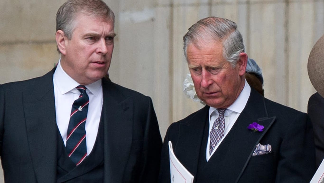 Prinz Andrew und Prinz Charles: Der Thronfolger muss seinem jüngeren Bruder finanziell aushelfen.