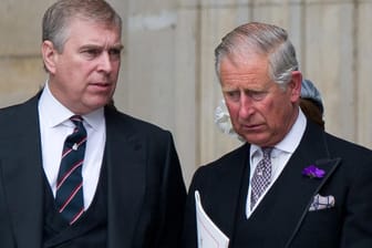 Prinz Andrew und Prinz Charles: Der Thronfolger muss seinem jüngeren Bruder finanziell aushelfen.