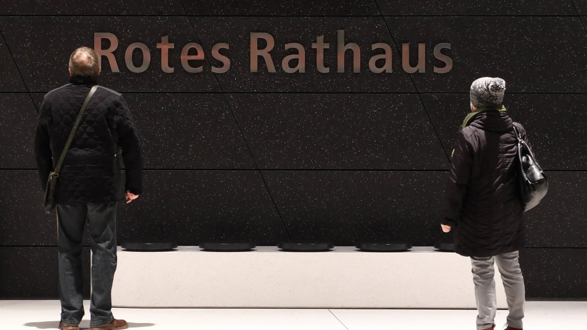 Menschen schauen auf den Schriftzug im U-Bahnhof Rotes Rathaus: Die Station wurde am 4. Dezember 2020 eröffnet.