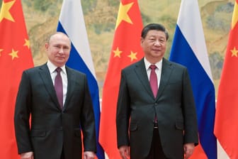 Wladimir Putin und Xi Jinping: China heißt Russlands Angriff auf die Ukraine eigentlich nicht gut, so China-Experte Klaus Mühlhahn.