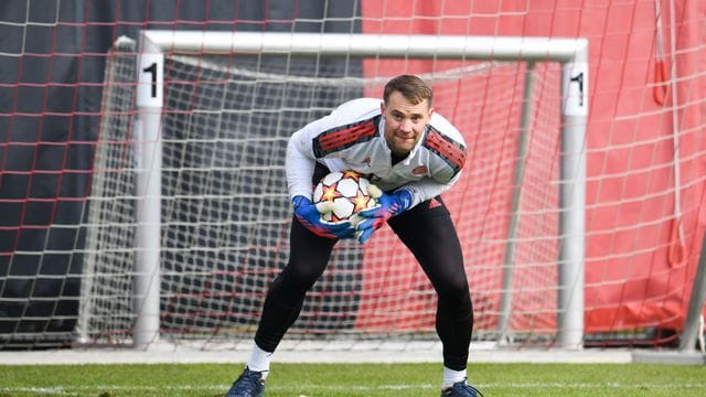 Kurz vor seinem Comeback hechtet Torwart Manuel Neuer wieder über den Platz.