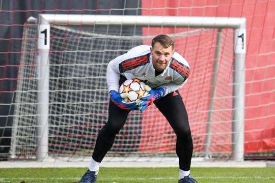 Kurz vor seinem Comeback hechtet Torwart Manuel Neuer wieder über den Platz.